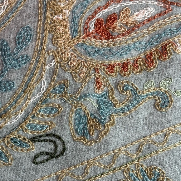 100% Cashmere embroidered floral scarf wrap ruana - Picture 10 of 10